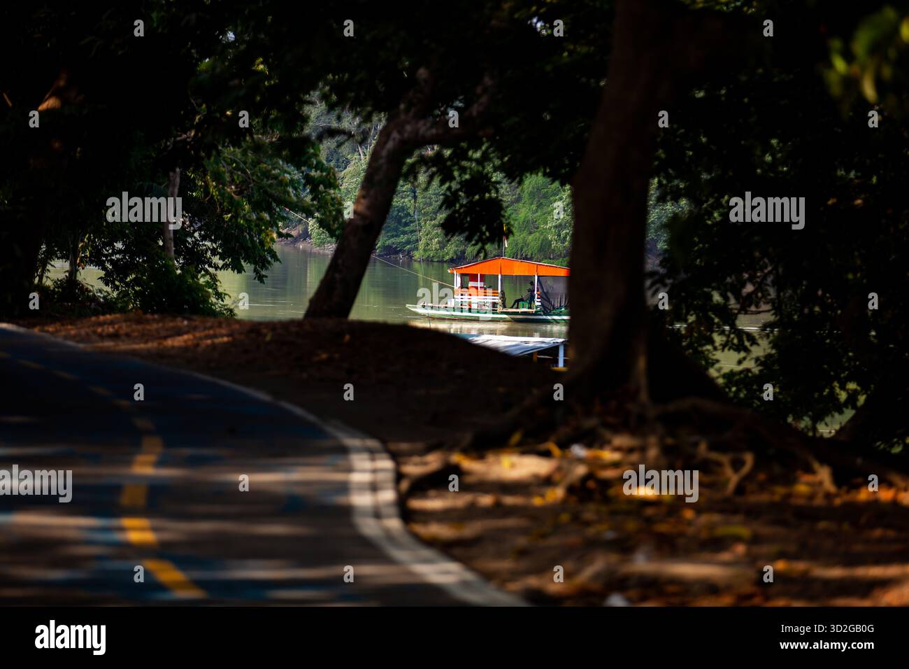Traghetto non motorizzato, chiamato planchon, utilizzato dai residenti per attraversare il fiume Sinú da una sponda all'altra nella città di Montería, Colombia. Foto Stock