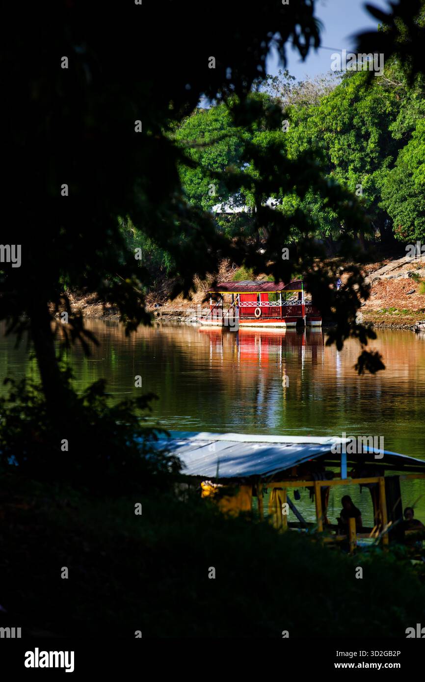 Traghetto non motorizzato, chiamato planchon, utilizzato dai residenti per attraversare il fiume Sinú da una sponda all'altra nella città di Montería, Colombia. Foto Stock