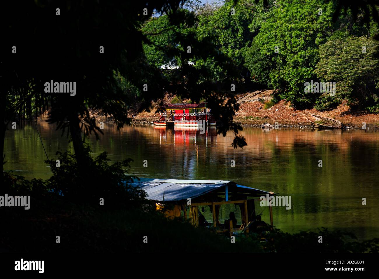Traghetto non motorizzato, chiamato planchon, utilizzato dai residenti per attraversare il fiume Sinú da una sponda all'altra nella città di Montería, Colombia. Foto Stock