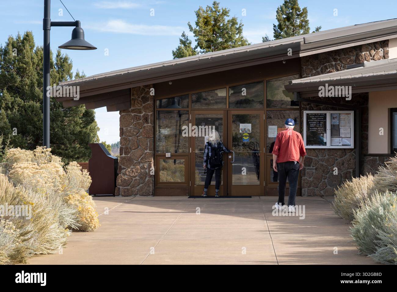 Un visitatore cerca di aprire la porta chiusa del Lava Beds Visitor Center presso il Lava Beds National Monument, California, il 22 ottobre 2025. Parchi nazionali Foto Stock