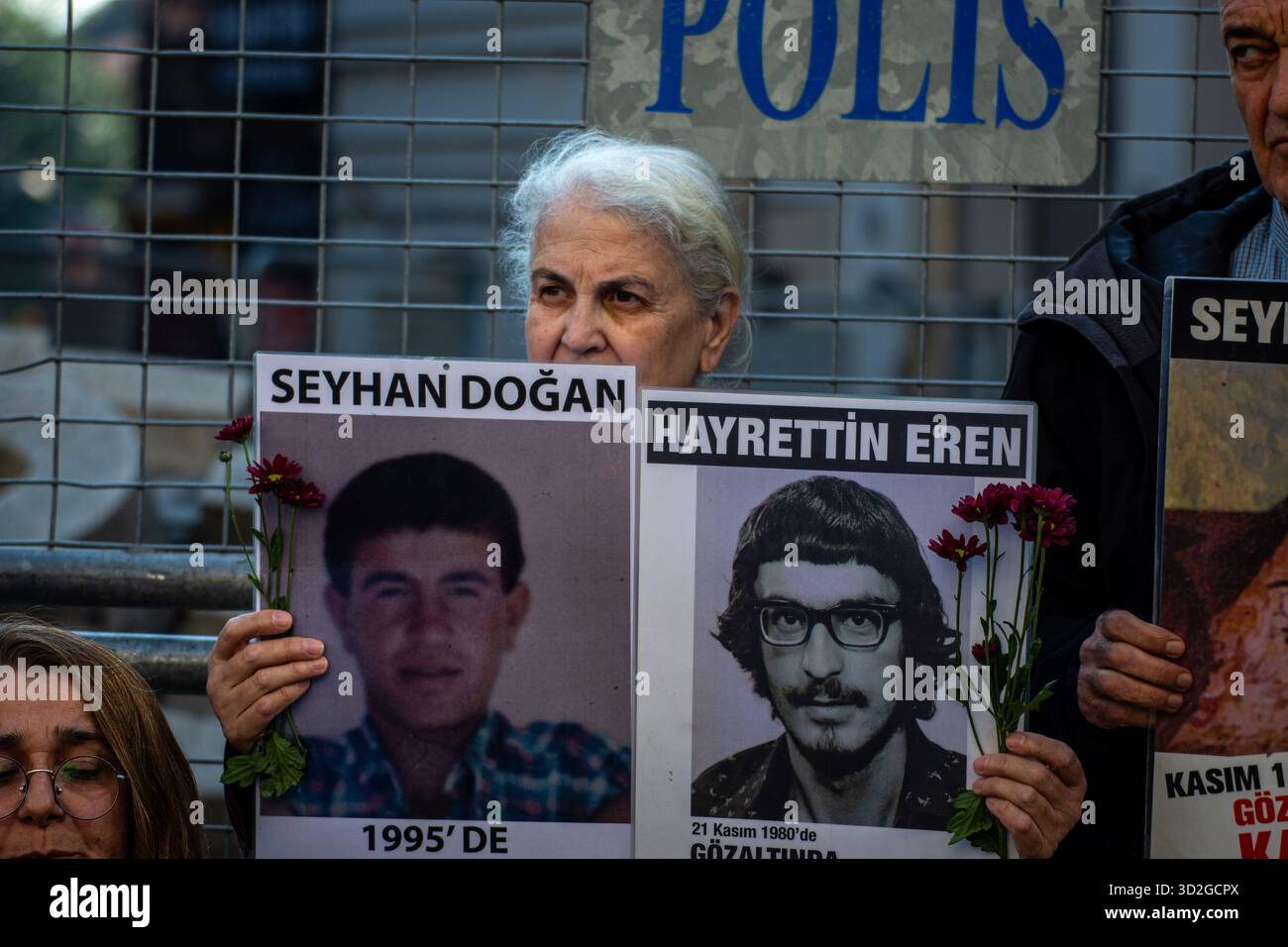 Istanbul, Istanbul, Turchia. 1 novembre 2025. I parenti di persone scomparse con la forza si riunirono ancora una volta in Piazza Galatasaray a Istanbul per la 1075a settimana della veglia delle "madri del sabato". Il gruppo ha ribadito le sue richieste di giustizia, responsabilità degli autori e la scoperta del destino dei loro cari scomparsi. (Immagine di credito: © Abdullah Tepeli/ZUMA Press Wire) SOLO PER USO EDITORIALE! Non per USO commerciale! Foto Stock