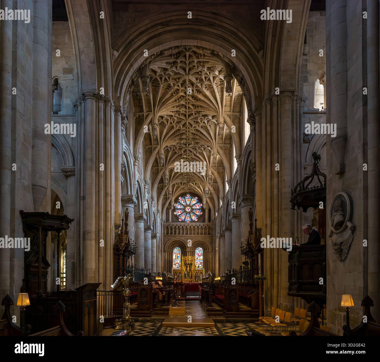 Interno della cattedrale del Christ Church College con soffitto a volta in pietra e rosetta in vetro colorato, Università di Oxford, Inghilterra, Regno Unito Foto Stock