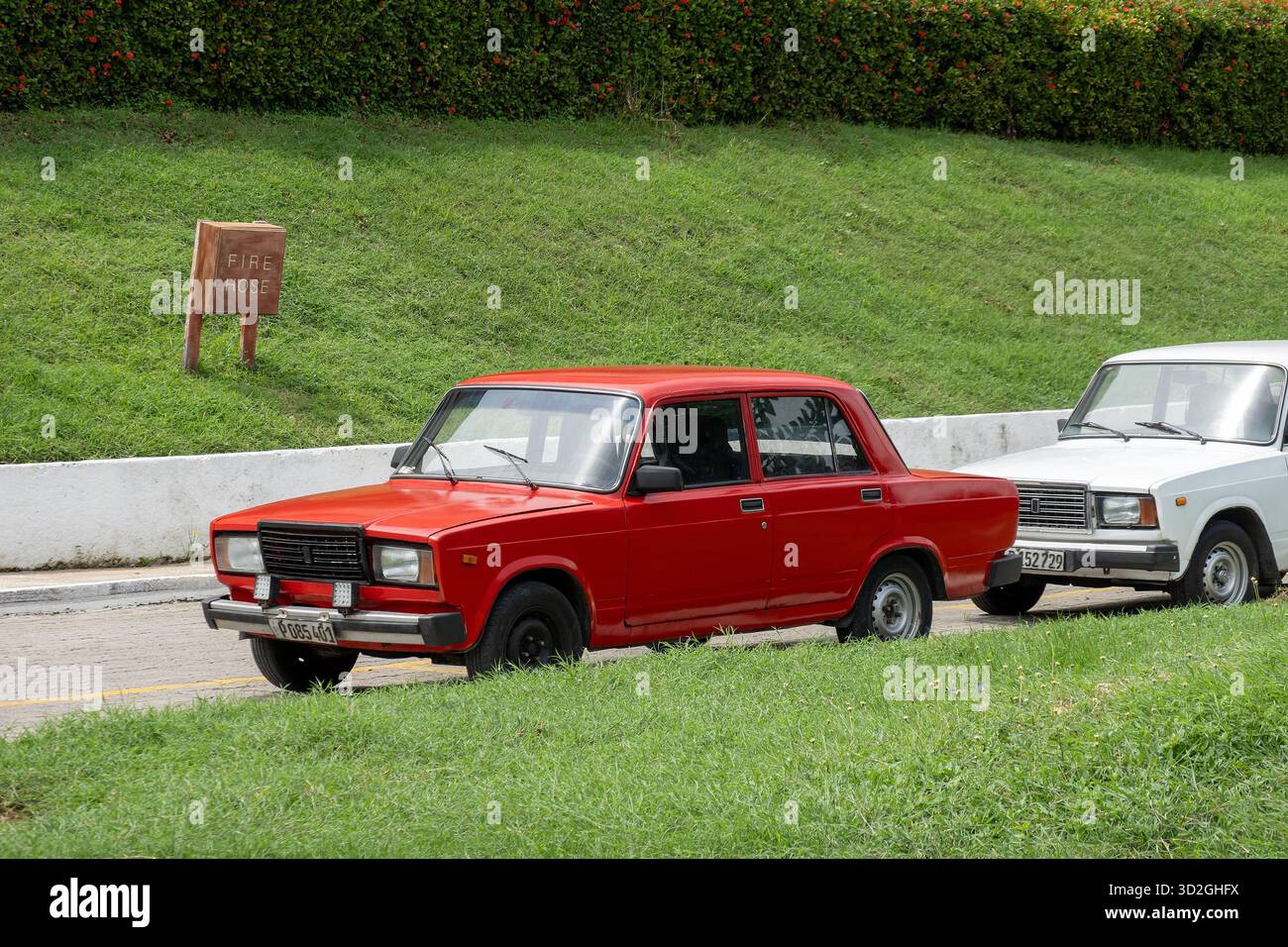 Varadero, Cuba - 2 settembre 2023: Berlina rossa e bianca Lada Riva 2107 (VAZ 1600) nelle strade di Varadero, Cuba Foto Stock