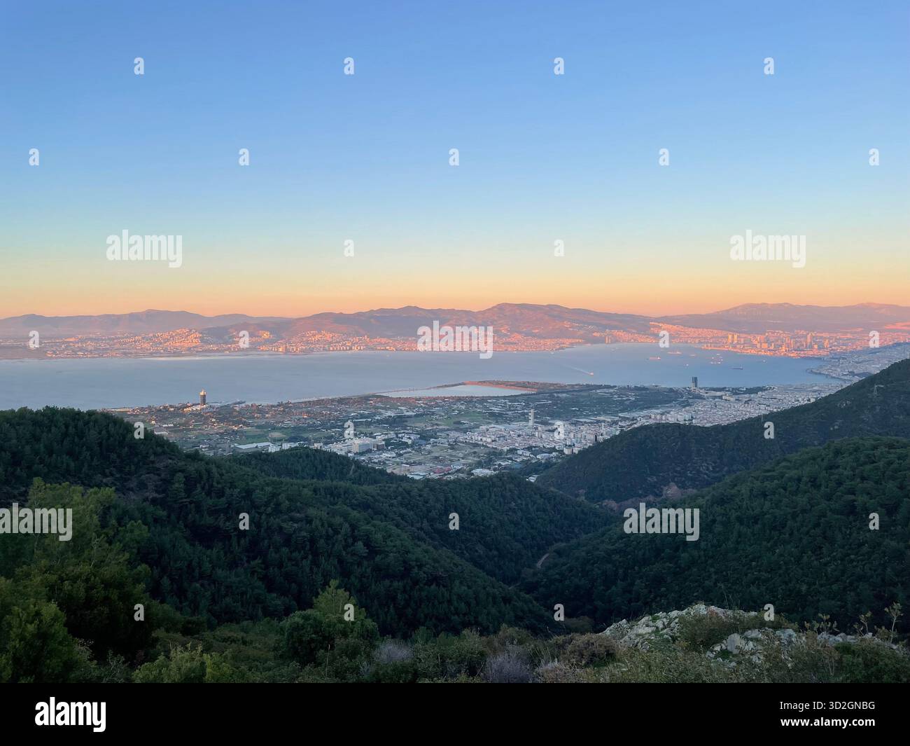 Bella vista durante un'escursione a Smirne con gli amici, bel tempo, tramonto incredibile, colori nel cielo - Immagine stock catturata con smartphone