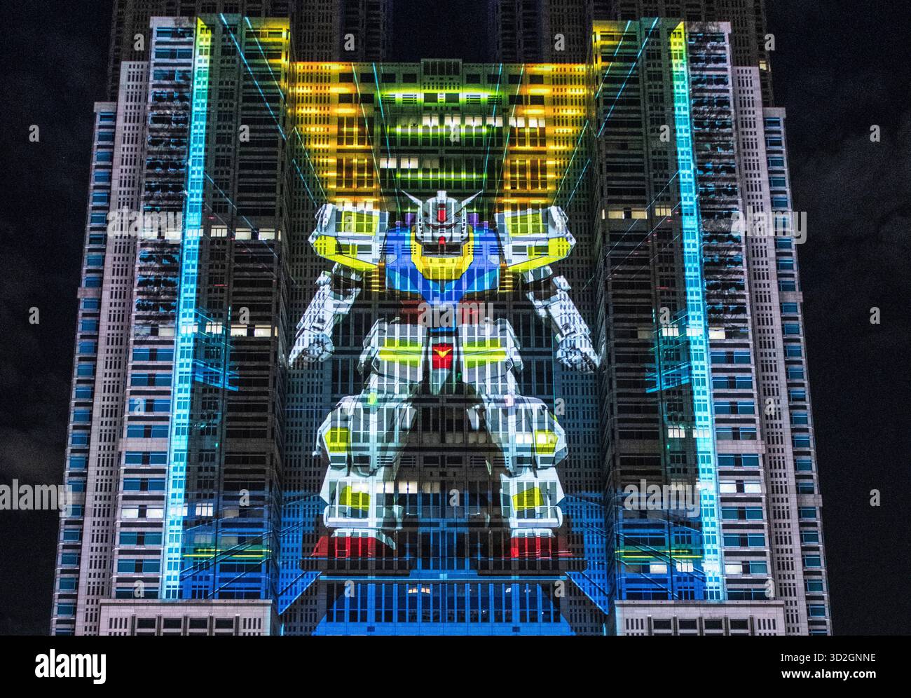 Tokyo Projection Mapping Project: Night & Light: Tokyo Gundam nel futuro. Metropolitan Government Plaza. Giappone Foto Stock