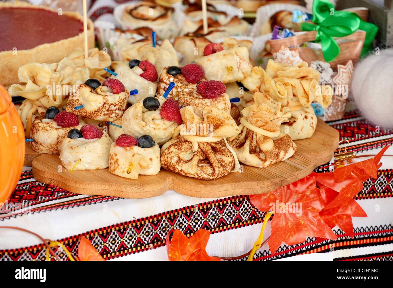 Pancake con lamponi e mirtilli su un tavolo di legno Foto Stock
