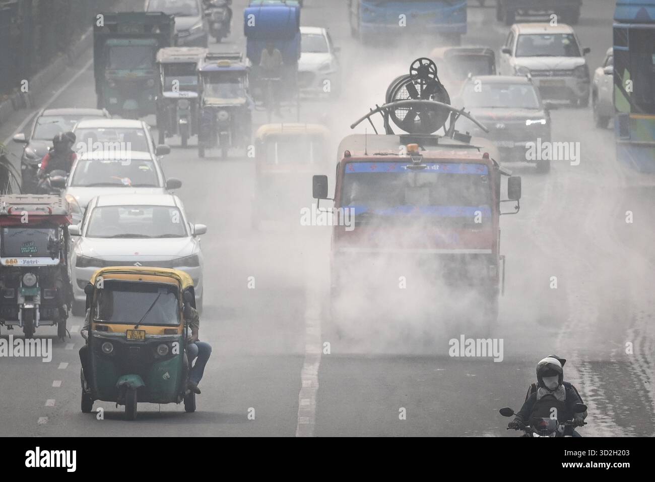 NUOVA DELHI, INDIA - 1 NOVEMBRE: Una pistola anti smog ha visto spruzzare acqua per depositare le particelle di polvere come uno spesso strato di smog inghiottito nelle prime ore del mattino ad Anand Vihar il 1° novembre 2025 a nuova Delhi, India. Secondo il Central Pollution Control Board (CPCB), il capitale nazionale ha registrato un indice di qualità dell’aria (AQI) pari a 357, rispetto al 279 del giorno prima. Il calo della qualità dell'aria è stato accompagnato da una ridotta visibilità in diverse parti della città, in quanto la nebbia e i venti calmi hanno intrappolato gli inquinanti vicini al terreno. (Foto di Sanchit Khanna/Hindustan Times/Sipa USA ) Foto Stock