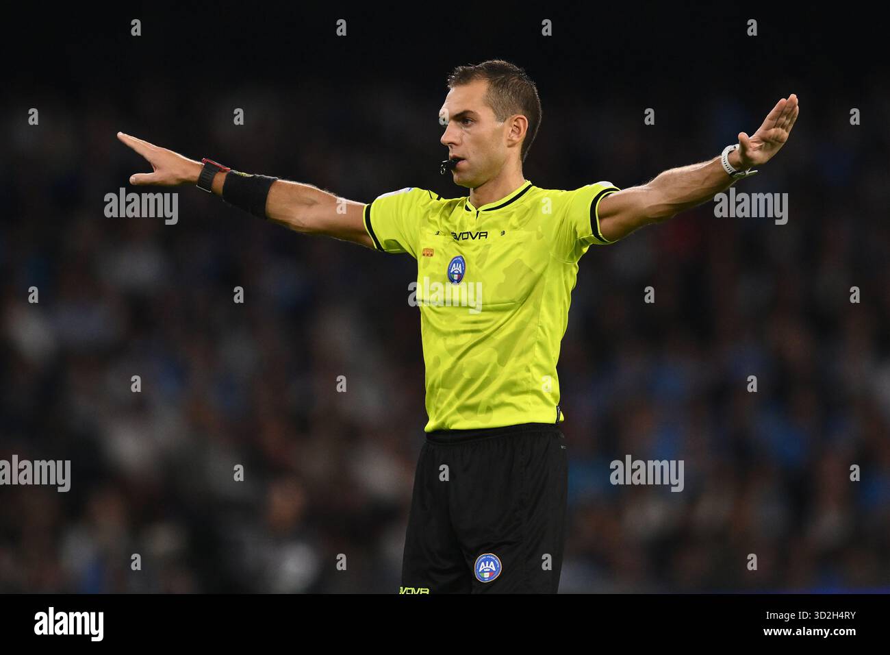 L'arbitro Luca Zufferli partecipa alla decima giornata del Campionato di serie A tra S.C. Napoli e Como 1907 allo Stadio Diego Armando Maradona il 1° novembre 2025 a Napoli. Foto Stock