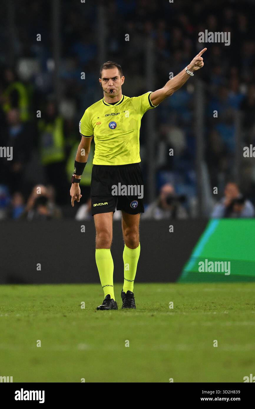L'arbitro Luca Zufferli partecipa alla decima giornata del Campionato di serie A tra S.C. Napoli e Como 1907 allo Stadio Diego Armando Maradona il 1° novembre 2025 a Napoli. Foto Stock