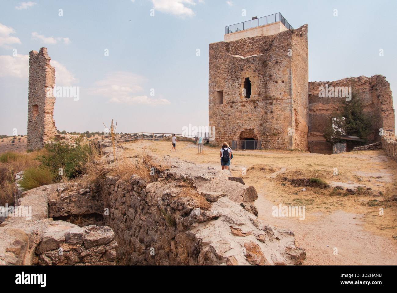Il castello in rovina di Calatañazor si trova nel punto più alto del villaggio. Il borgo medievale di Calatañazor, nella provincia di Soria, con le sue antiche case tradizionali, è una popolare destinazione turistica ed è stato utilizzato come set cinematografico per film e TV. Foto Stock