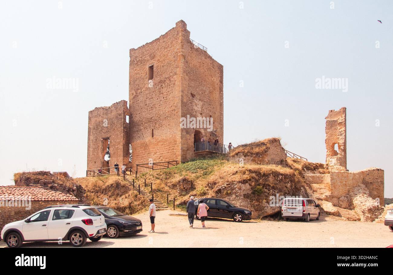 Il castello in rovina di Calatañazor si trova nel punto più alto del villaggio. Il borgo medievale di Calatañazor, nella provincia di Soria, con le sue antiche case tradizionali, è una popolare destinazione turistica ed è stato utilizzato come set cinematografico per film e TV. Foto Stock