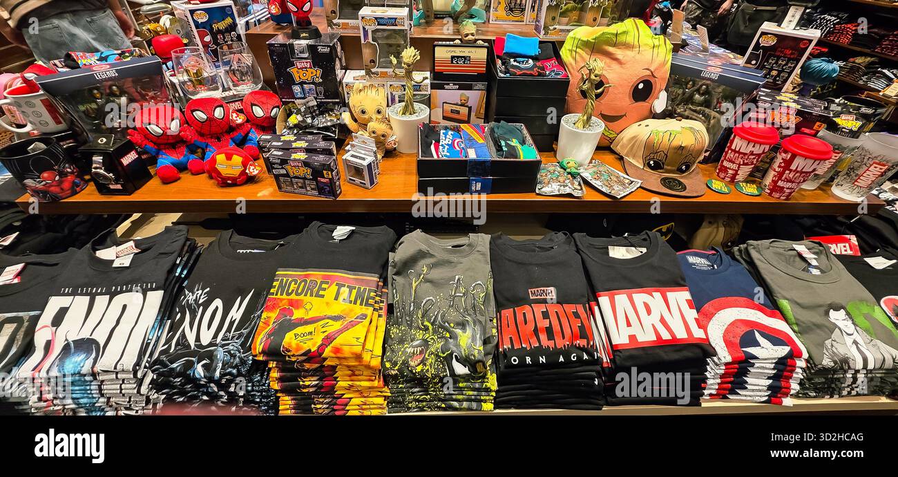 Berlino, Germania - 13 giugno 2025: Merchandising a tema Marvel con vivaci t-shirt e oggetti da collezione in mostra. - Immagine stock catturata con smartphone