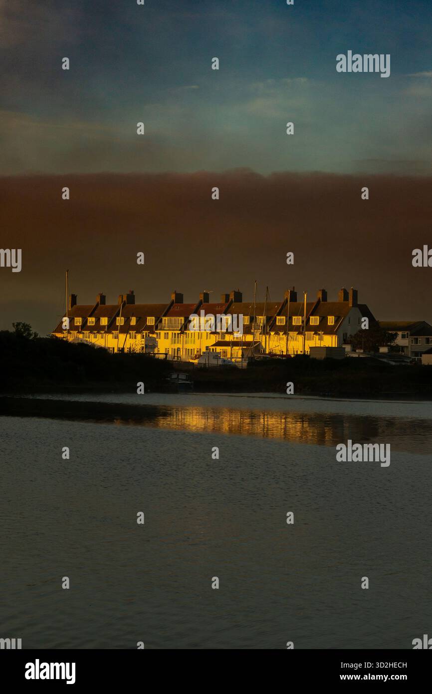 Edificio a Seaton, Deon illuminato dal primo raggio di luce del sole al mattino Foto Stock