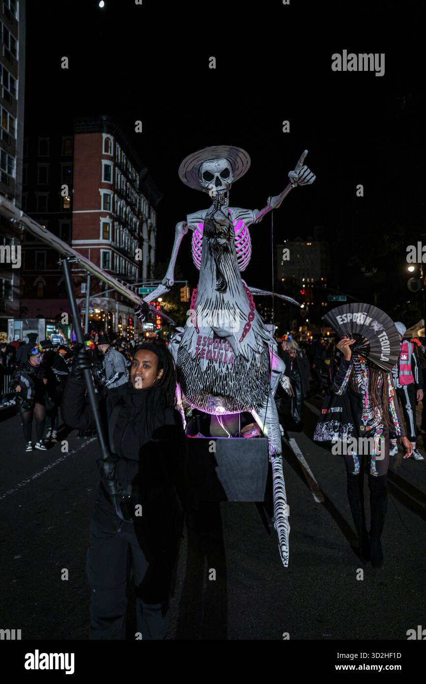 New York, New York, Stati Uniti. 31 ottobre 2025. Un'imponente figura scheletrica ispirata alle tradizioni di dia de los Muertos è sfilata sulla Sixth Avenue durante la Village Halloween Parade, che si svolge ogni anno a New York City, iniziando da Canal Street e procedendo fino alla Sixth Avenue fino alla 16th Street. Secondo il sito ufficiale della parata, l'evento di quest'anno ha visto circa 50.000 partecipanti e ha attirato più di un milione di spettatori. (Credit Image: © Bianca Otero/ZUMA Press Wire) SOLO PER USO EDITORIALE! Non per USO commerciale! Foto Stock
