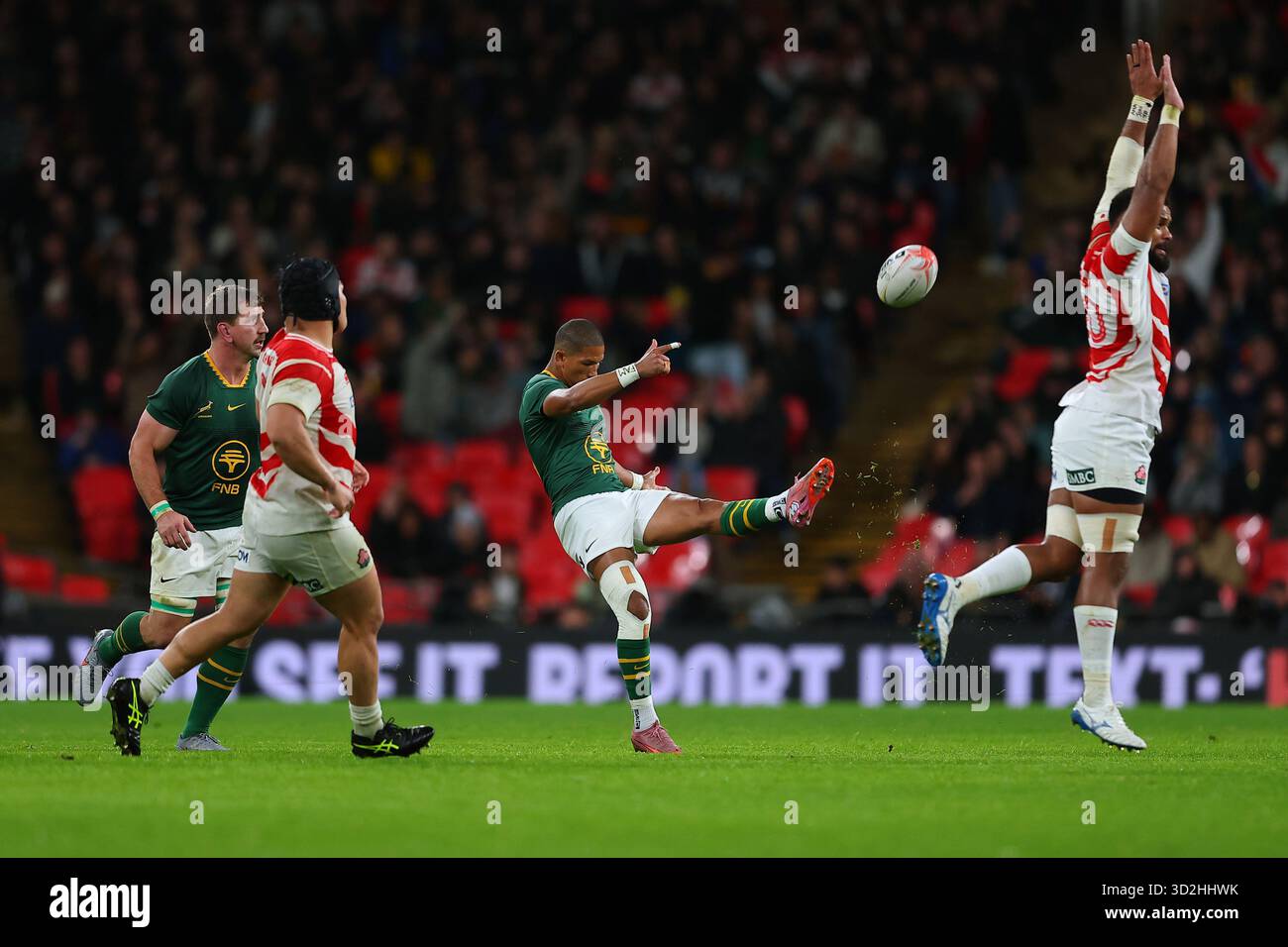 Wembley, Londra, Regno Unito. 1 novembre 2025. Quilter Nations Series Rugby, Sud Africa contro Giappone; Manie Libbok del Sudafrica che calcia la palla nel centrocampo crediti: Action Plus Sports/Alamy Live News Foto Stock