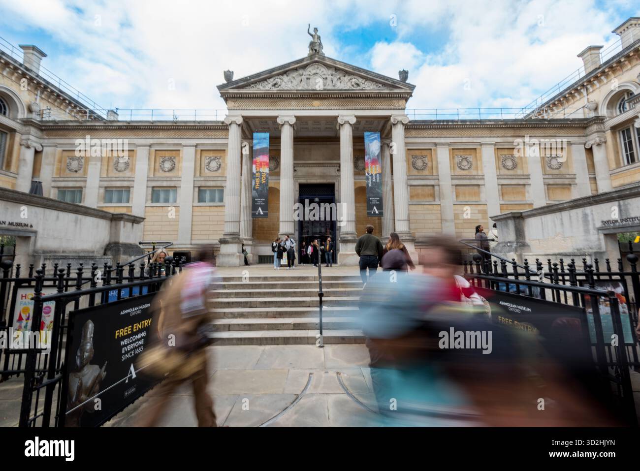Vista esterna dell'Ashmolean Museum con persone che camminano, Oxford, Regno Unito Foto Stock
