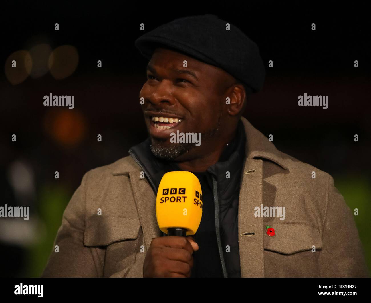 BRACKLEY, INGHILTERRA - 1 NOVEMBRE: Aaron McLean della BBC Sport prima della partita di fa Cup 1st Round tra Brackley Town e Notts County a St James Park, Brackley il 1 novembre 2025 a Brackley, Regno Unito. (Foto di Mitch Davidson/Brackley Town FC via Alamy Live News) Foto Stock