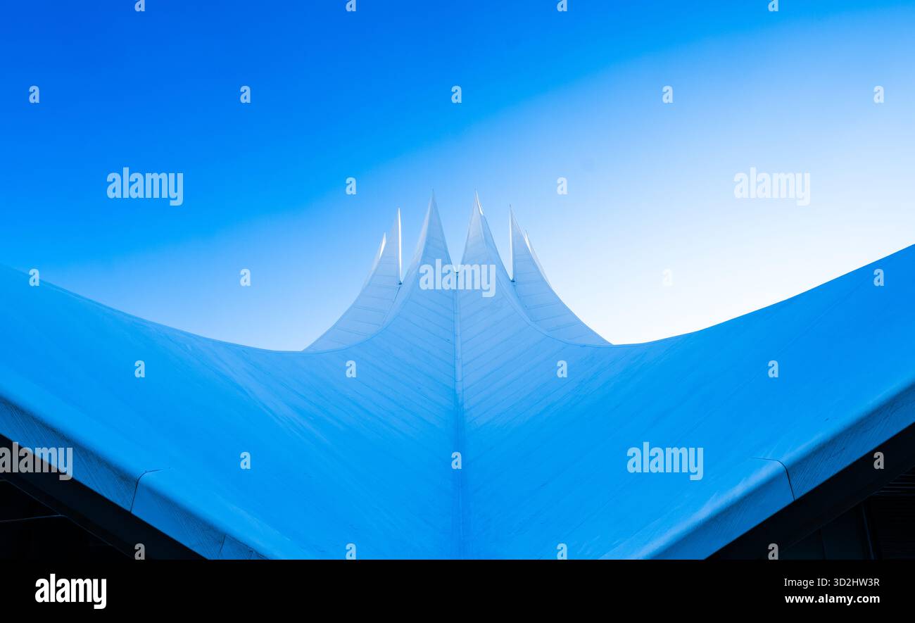 Dettagli architettonici futuristici del tetto del Tempodrom di Berlino contro un cielo azzurro Foto Stock