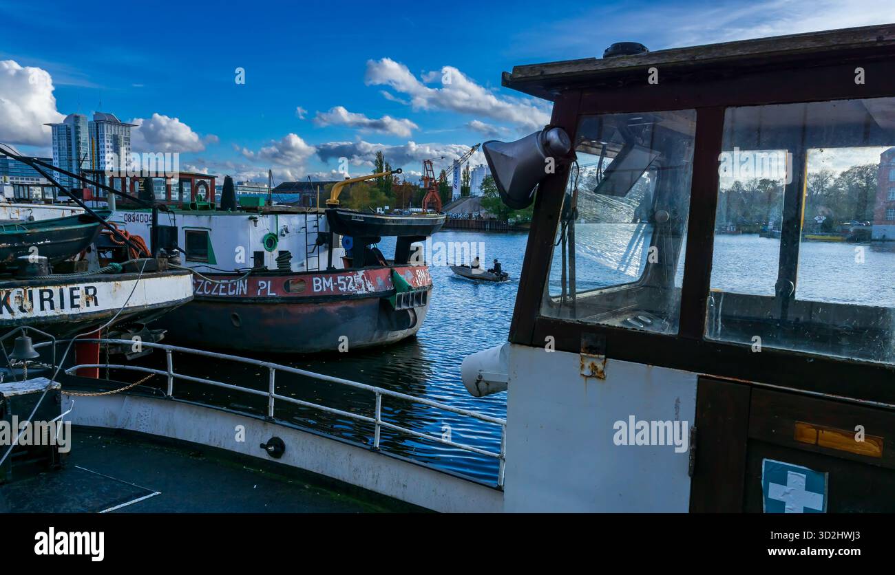 Barche e chiatte ormeggiavano lungo il fiume Sprea a Berlino, dirigendosi verso il Elsenbrücke, parallelo allo Stralauer Allee. Foto Stock