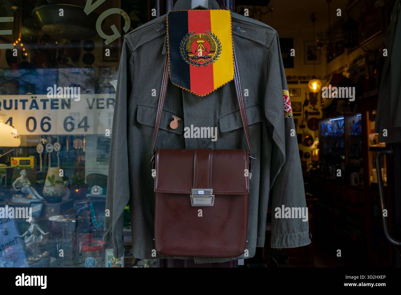 Mostra di antiquariato a Berlino Friedrichshain, con divisa DDR (Germania dell'Est) completa di insegne, bandiera e borsa in pelle. Foto Stock