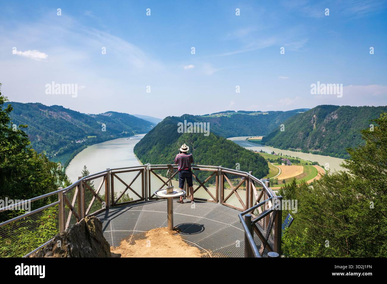 Schlogen, Austria - 1° luglio 2019: I turisti si fermano per scattare una foto con smartphone del Danubio dalla piattaforma di osservazione di Schlögener View. Foto Stock