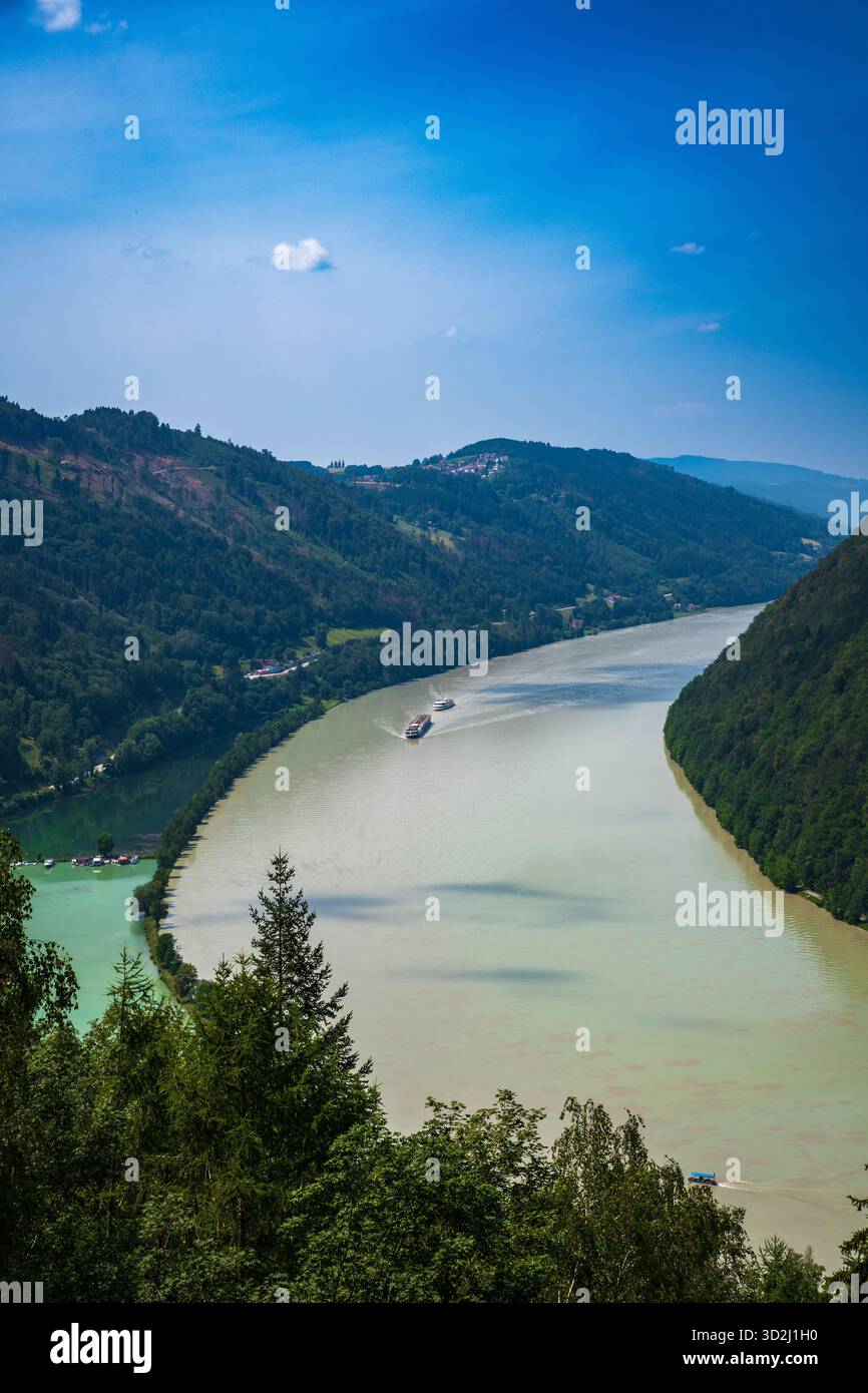 Splendida vista verticale del Danubio dalla piattaforma di osservazione Schlögener View. Foto Stock