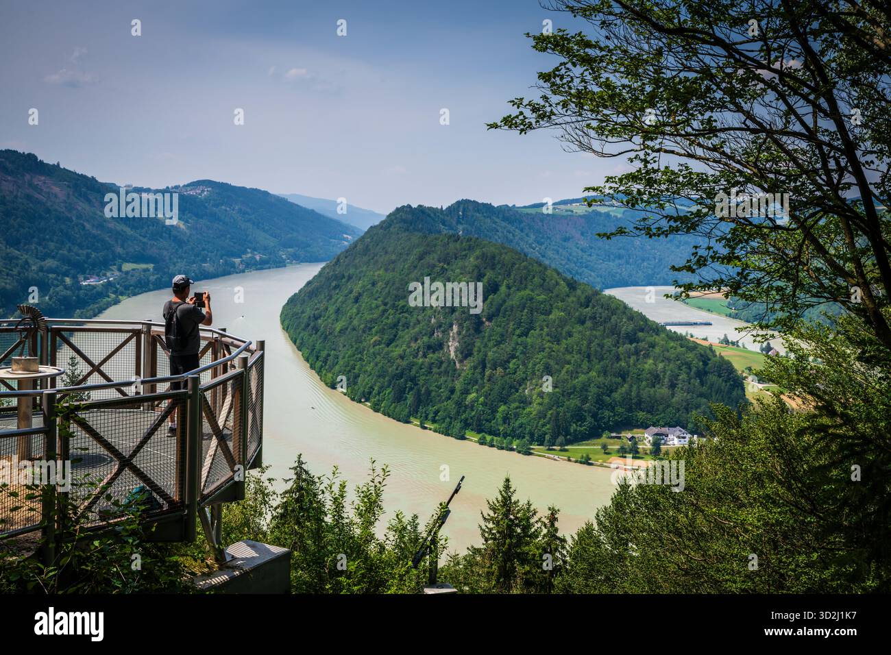 Schlogen, Austria - 1° luglio 2019: I turisti si fermano per scattare una foto con smartphone del Danubio dalla piattaforma di osservazione di Schlögener View. Foto Stock