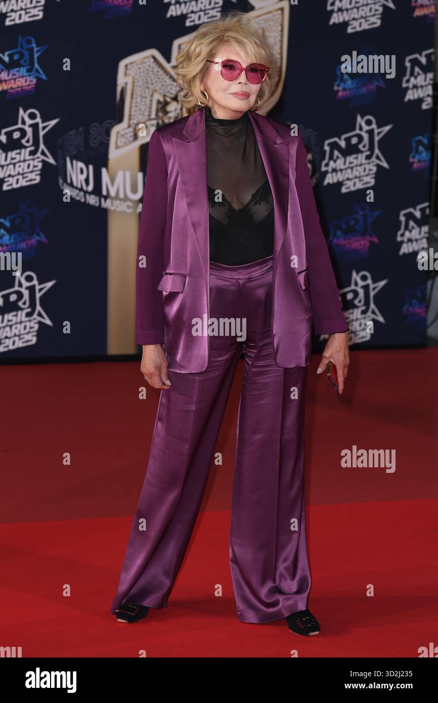Cannes, Francia. 31 ottobre 2025. Amanda Lear partecipa alla Photocall durante il 27° NRJ Music Awards. Credito: SOPA Images Limited/Alamy Live News Foto Stock