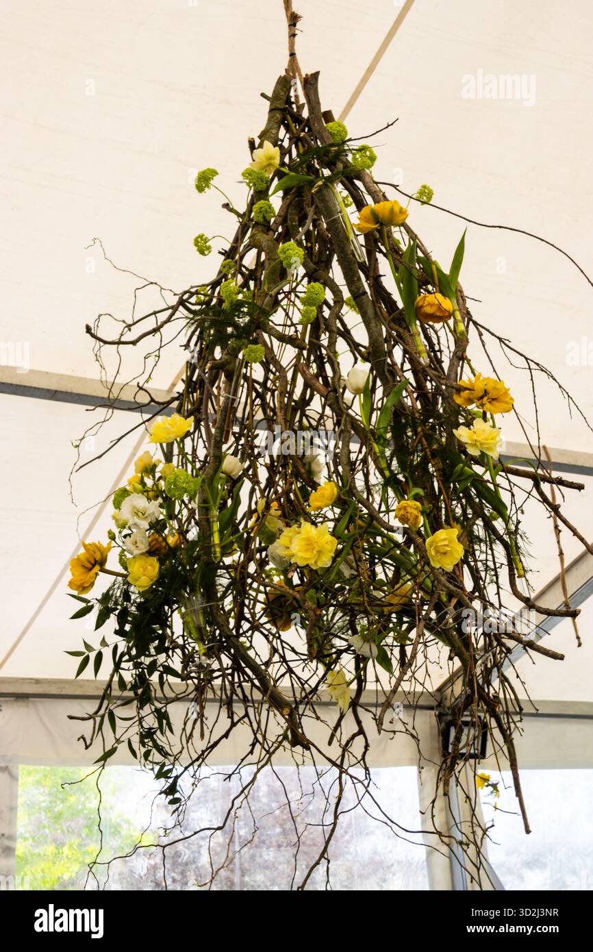 Decorazione floreale sospesa in fiori e rami secchi Foto Stock