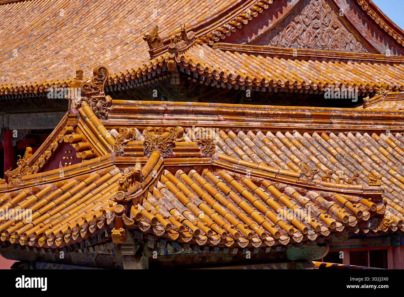 Vista dettagliata dei tetti artistici nella città Proibita di Pechino Foto Stock