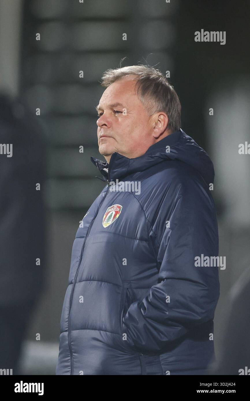 Niepolomice, Polonia. 29 ottobre 2025. Allenatore Tomasz Tulacz di Puszcza Niepolomice visto durante la STS Polish Cup 2025/2026 partita di calcio tra Puszcza Niepolomice e Lechia Gdansk allo stadio Puszcza (Niepolomice). Punteggio finale Puszcza Niepolomice 1 : 1 Lechia Danzica. Credito: SOPA Images Limited/Alamy Live News Foto Stock