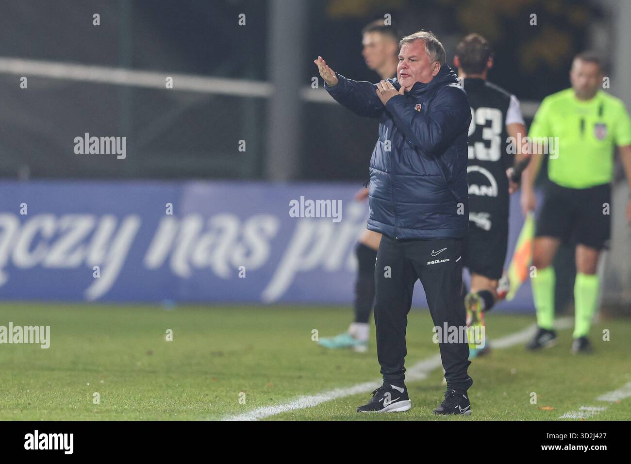 Niepolomice, Polonia. 29 ottobre 2025. L'allenatore Tomasz Tulacz di Puszcza Niepolomice gesta durante la STS Polish Cup 2025/2026 partita di calcio tra Puszcza Niepolomice e Lechia Gdansk allo stadio Puszcza (Niepolomice). Punteggio finale Puszcza Niepolomice 1 : 1 Lechia Danzica. Credito: SOPA Images Limited/Alamy Live News Foto Stock