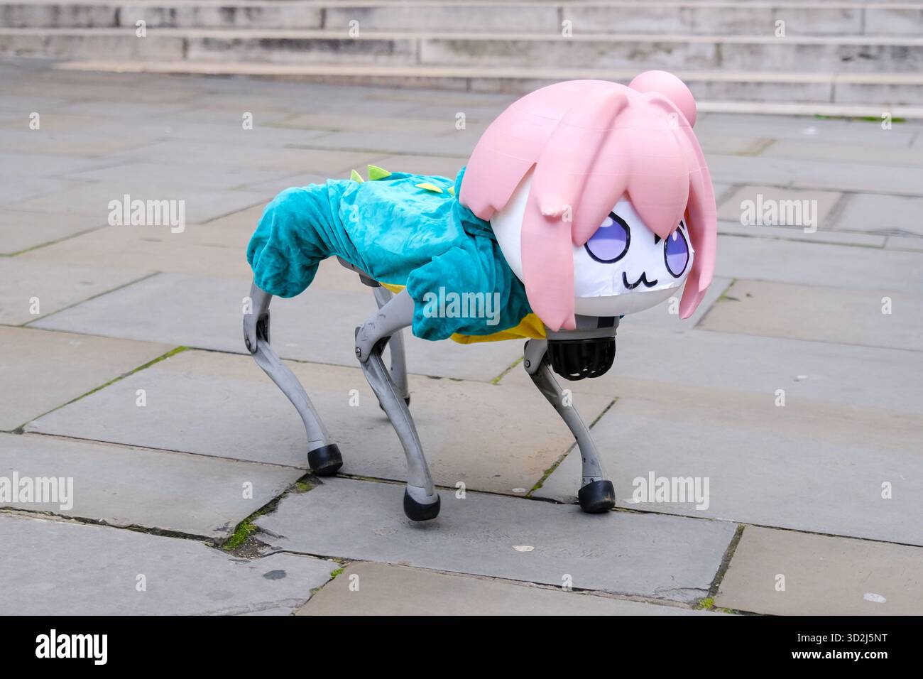 Londra, Regno Unito. 1 novembre 2025. Un cane robot bionico quadruplo vestito con un cappotto verde e una parrucca rosa viene portato fuori per una passeggiata dal suo proprietario vicino a Trafalgar Square, attirando sguardi sconcertati e una serie di reazioni da parte di persone che camminavano, si sedevano e si stendevano. Credito: Fotografia dell'undicesima ora/Alamy Live News Foto Stock