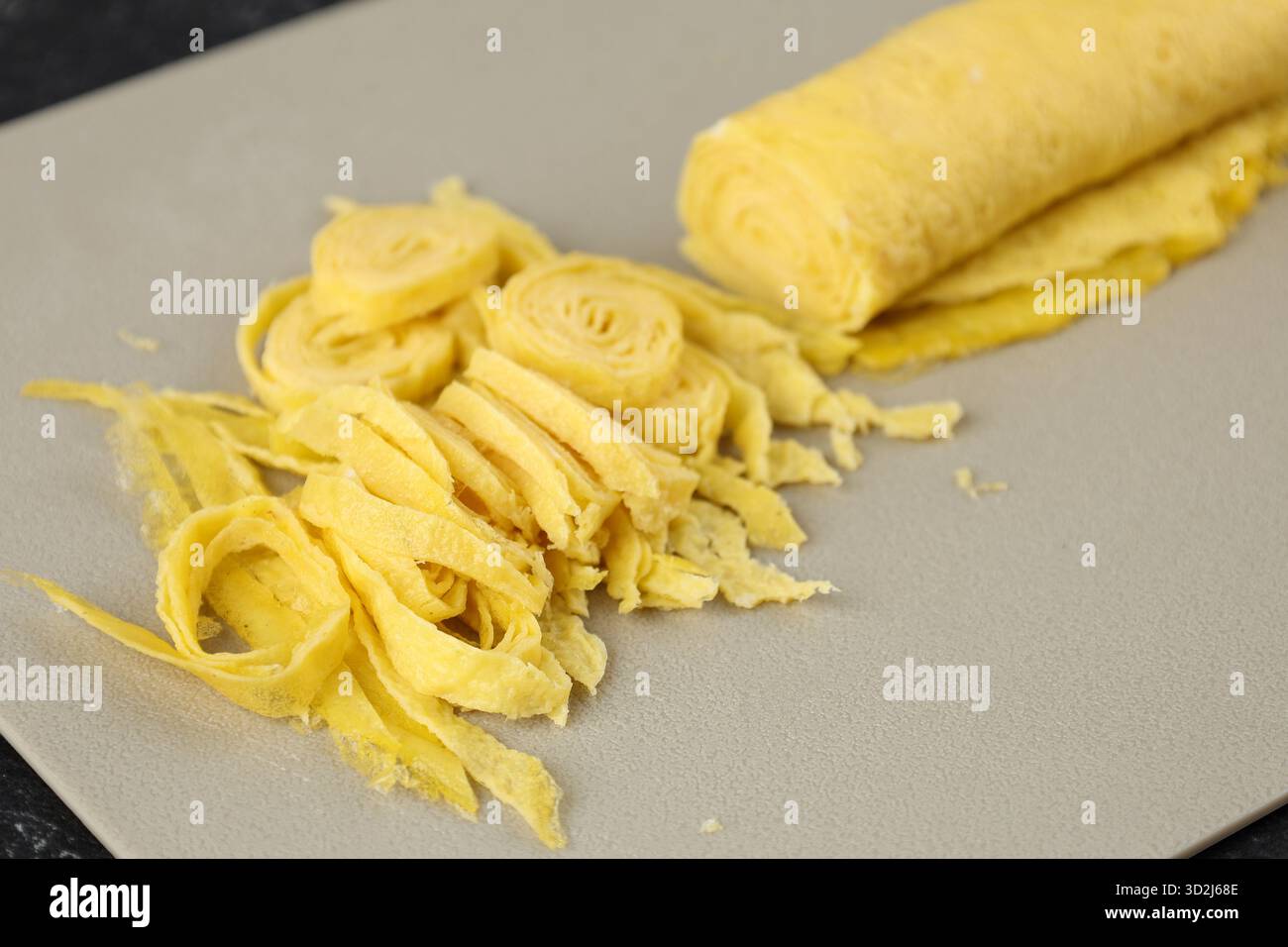 Telur Dadar Rawis, uova strapazzate arrotolate per Nasi Uduk, Tumpeng e Nasi Kuning. Foto Stock