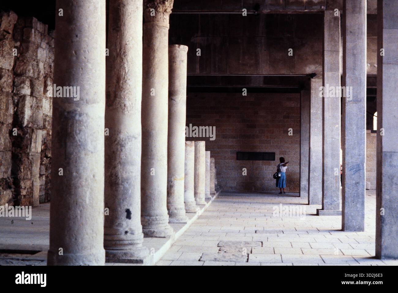 Passeggiare per l'antica città di Gerusalemme è come tornare indietro nel tempo attraverso una mostra di rovine scavate risalenti al Roamn . Foto Stock