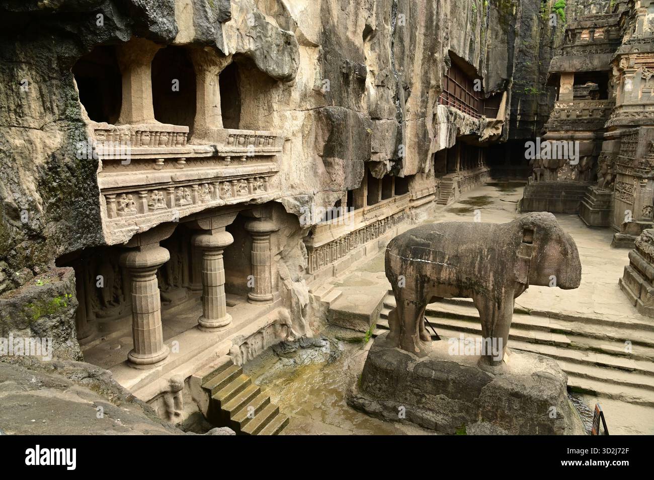 Le grotte di Elora, patrimonio dell'umanità dell'UNESCO, sono una delle più grandi collezioni al mondo di templi e santuari scavati nella roccia, contenenti indù, buddisti e giainisti. Foto Stock