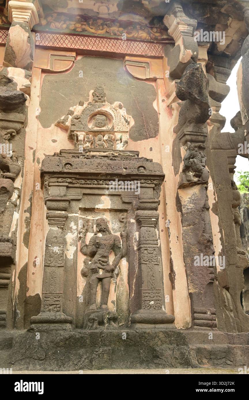 Le grotte di Elora, patrimonio dell'umanità dell'UNESCO, sono una delle più grandi collezioni al mondo di templi e santuari scavati nella roccia, contenenti indù, buddisti e giainisti. Foto Stock