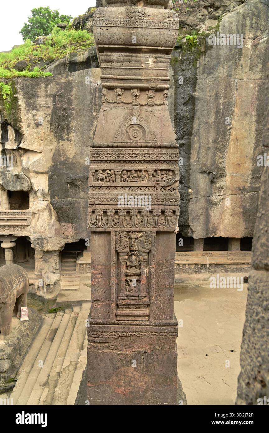 Le grotte di Elora, patrimonio dell'umanità dell'UNESCO, sono una delle più grandi collezioni al mondo di templi e santuari scavati nella roccia, contenenti indù, buddisti e giainisti. Foto Stock