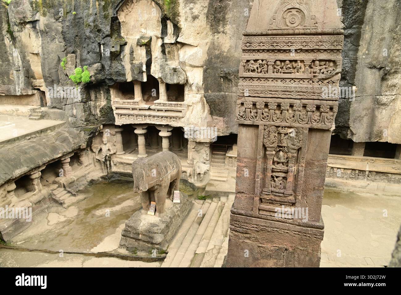 Le grotte di Elora, patrimonio dell'umanità dell'UNESCO, sono una delle più grandi collezioni al mondo di templi e santuari scavati nella roccia, contenenti indù, buddisti e giainisti. Foto Stock
