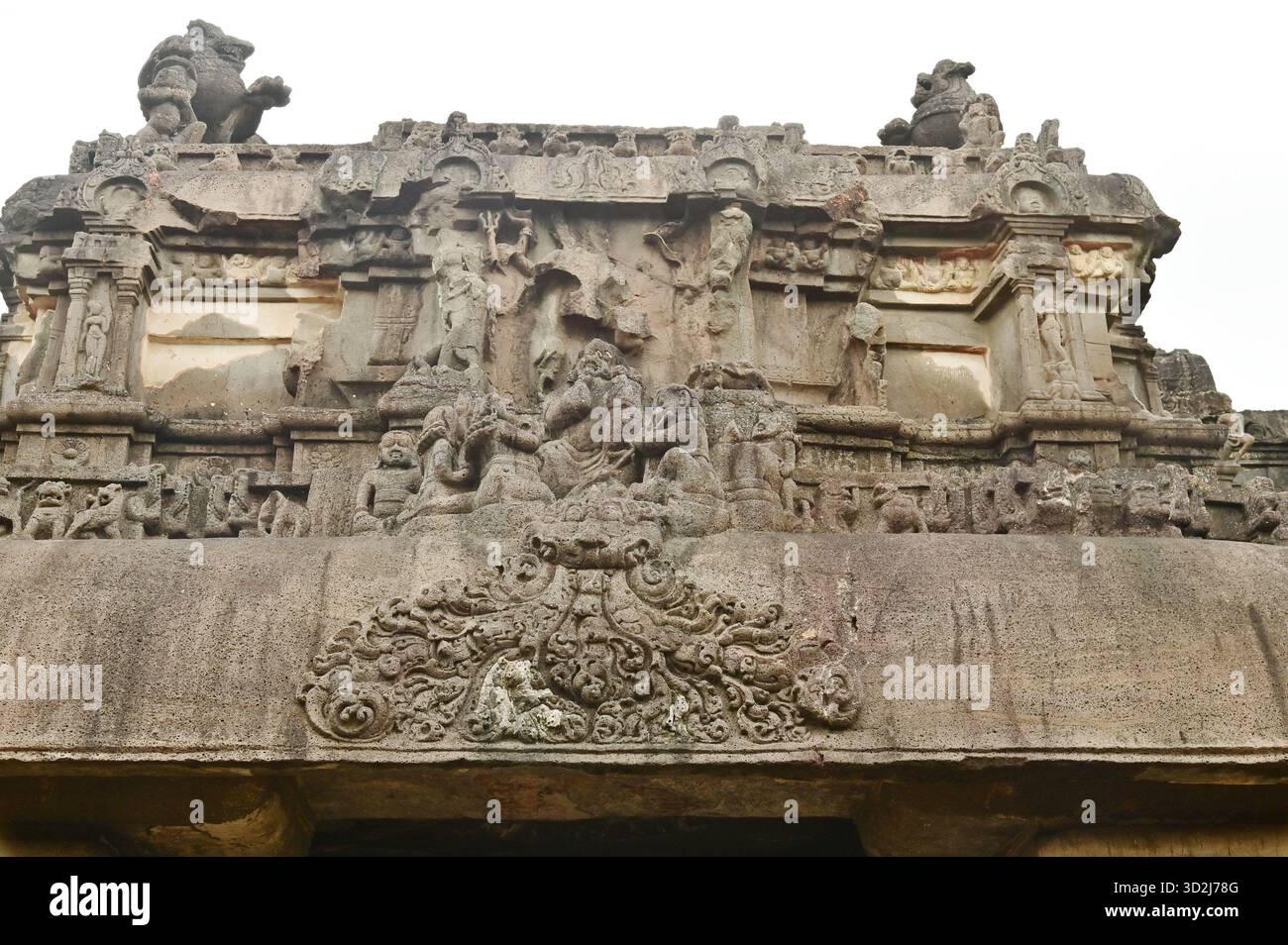 Le grotte di Elora, patrimonio dell'umanità dell'UNESCO, sono una delle più grandi collezioni al mondo di templi e santuari scavati nella roccia, contenenti indù, buddisti e giainisti. Foto Stock