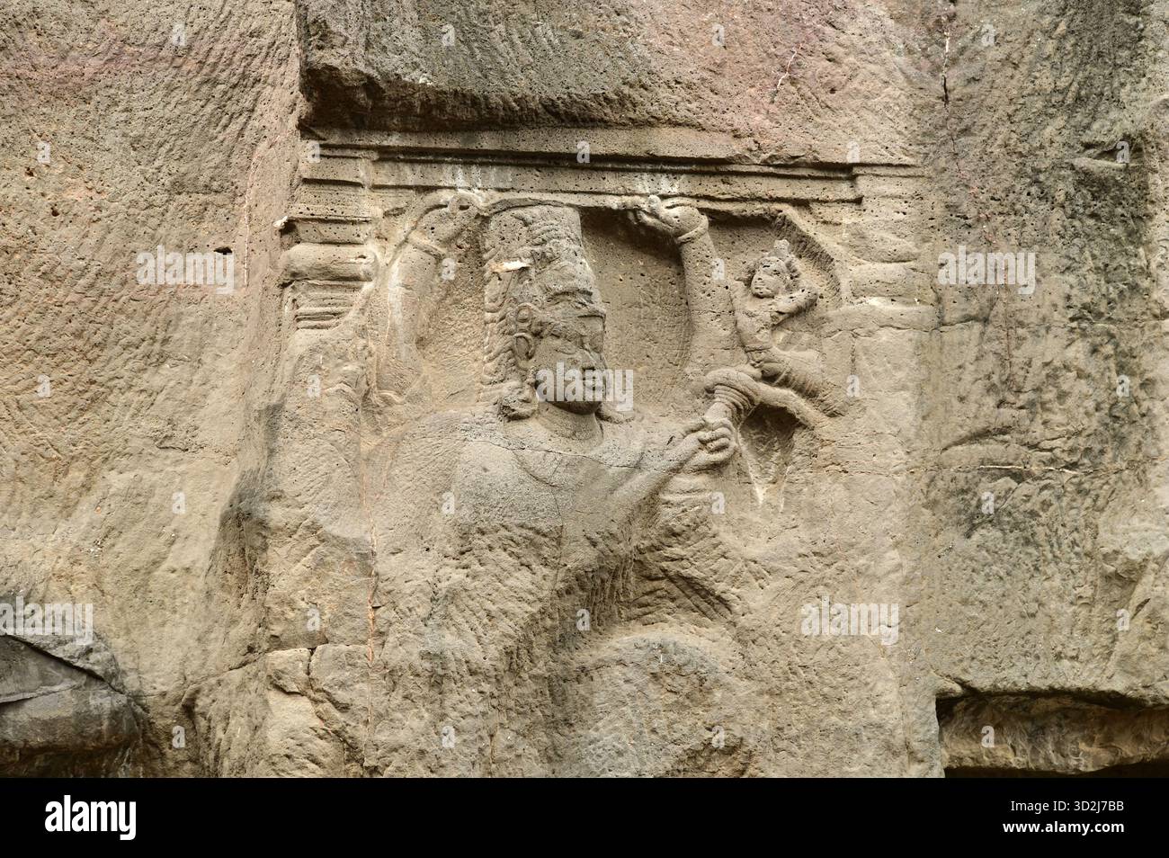 Le grotte di Elora, patrimonio dell'umanità dell'UNESCO, sono una delle più grandi collezioni al mondo di templi e santuari scavati nella roccia, contenenti indù, buddisti e giainisti. Foto Stock