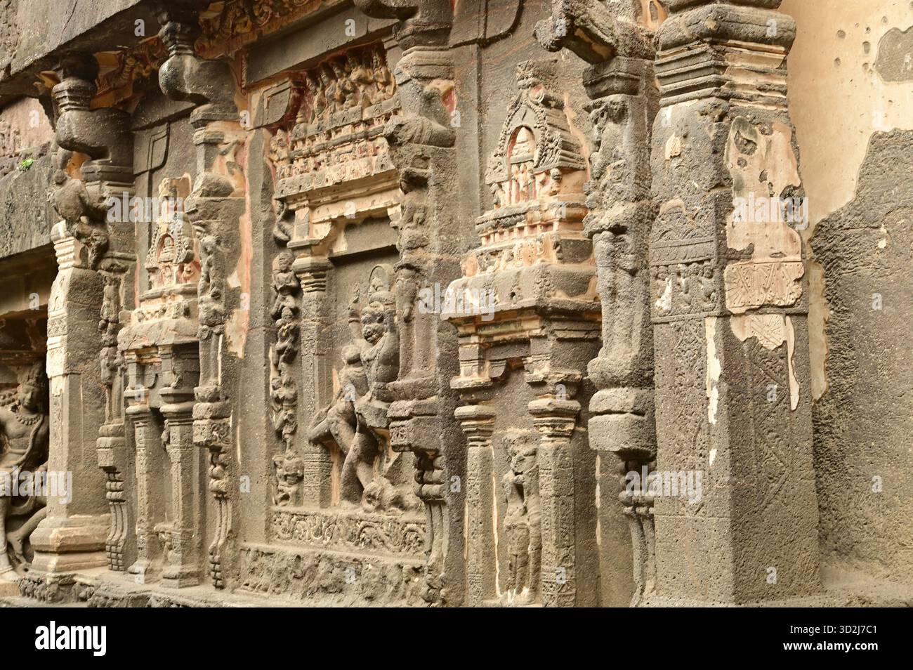 Le grotte di Elora, patrimonio dell'umanità dell'UNESCO, sono una delle più grandi collezioni al mondo di templi e santuari scavati nella roccia, contenenti indù, buddisti e giainisti. Foto Stock