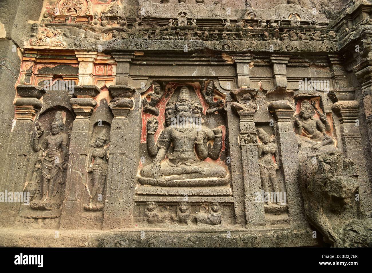 Le grotte di Elora, patrimonio dell'umanità dell'UNESCO, sono una delle più grandi collezioni al mondo di templi e santuari scavati nella roccia, contenenti indù, buddisti e giainisti. Foto Stock