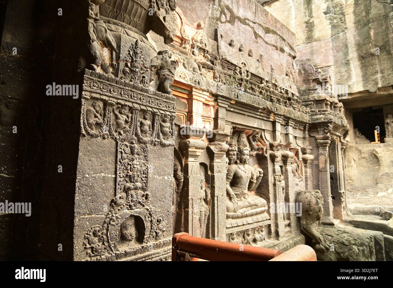 Le grotte di Elora, patrimonio dell'umanità dell'UNESCO, sono una delle più grandi collezioni al mondo di templi e santuari scavati nella roccia, contenenti indù, buddisti e giainisti. Foto Stock