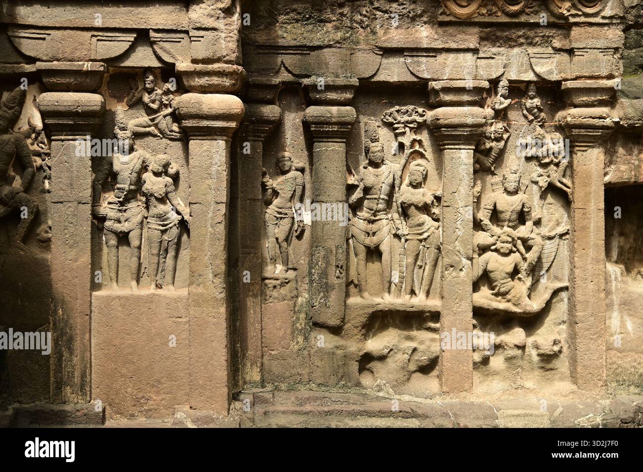 Le grotte di Elora, patrimonio dell'umanità dell'UNESCO, sono una delle più grandi collezioni al mondo di templi e santuari scavati nella roccia, contenenti indù, buddisti e giainisti. Foto Stock