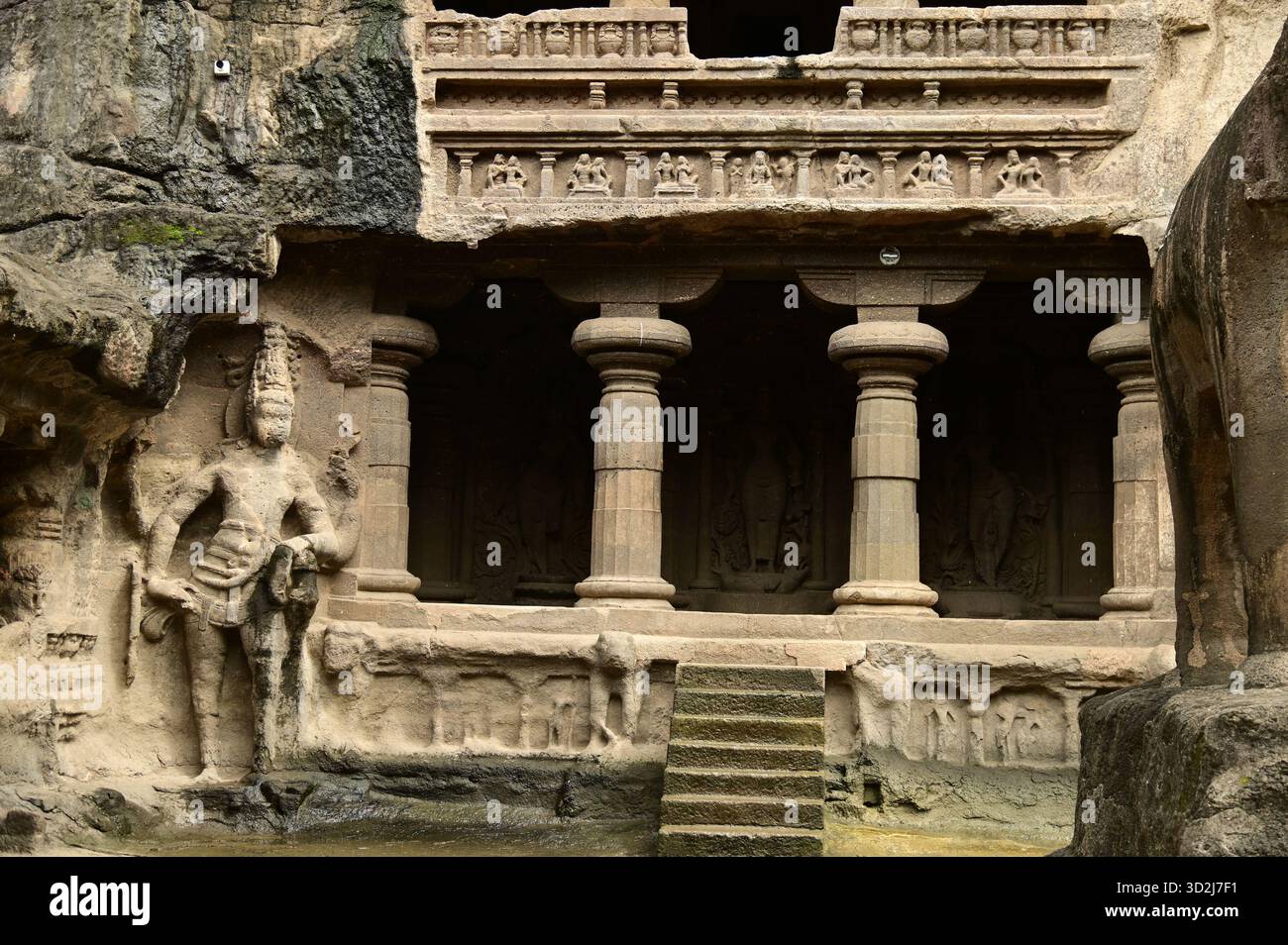 Le grotte di Elora, patrimonio dell'umanità dell'UNESCO, sono una delle più grandi collezioni al mondo di templi e santuari scavati nella roccia, contenenti indù, buddisti e giainisti. Foto Stock