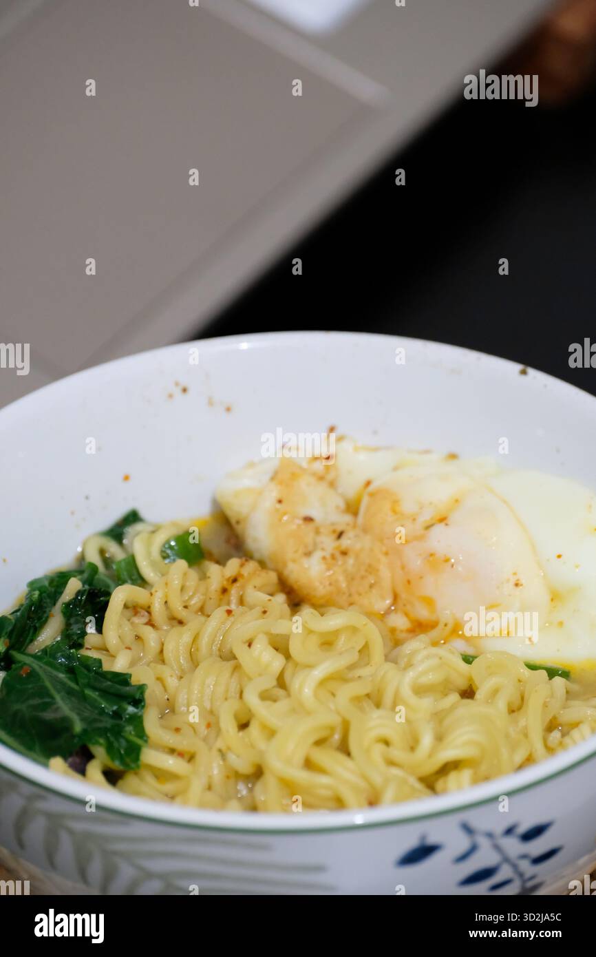 Spaghetti istantanei con verdure e uova Foto Stock