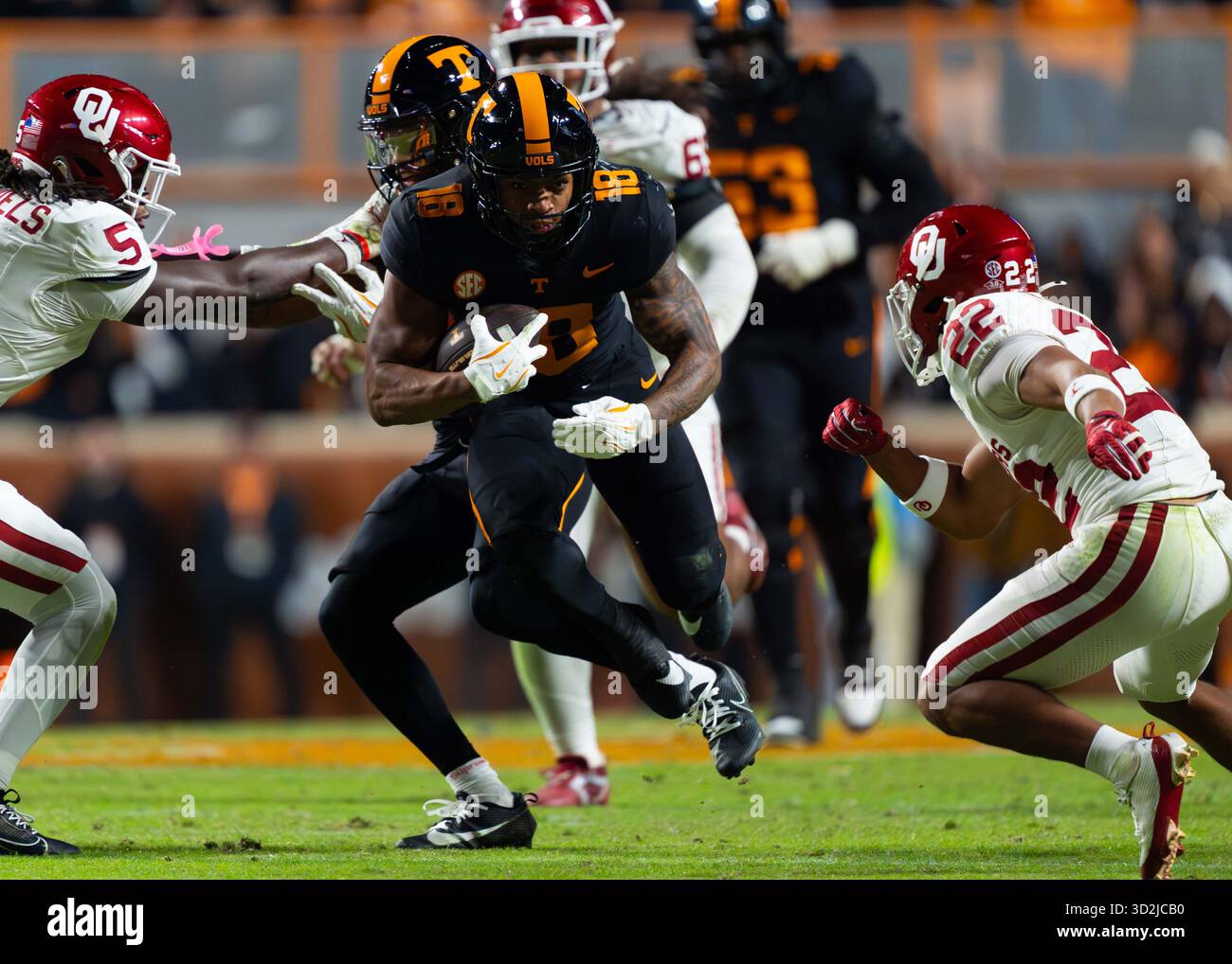 1 novembre 2025: DeSean Bishop n. 18 dei Tennessee Volunteers gestisce la palla durante la partita di football NCAA tra i volontari dell'Università del Tennessee e l'Università degli Oklahoma Sooners al Neyland Stadium, Knoxville, TN Tim Gangloff/CSM Foto Stock