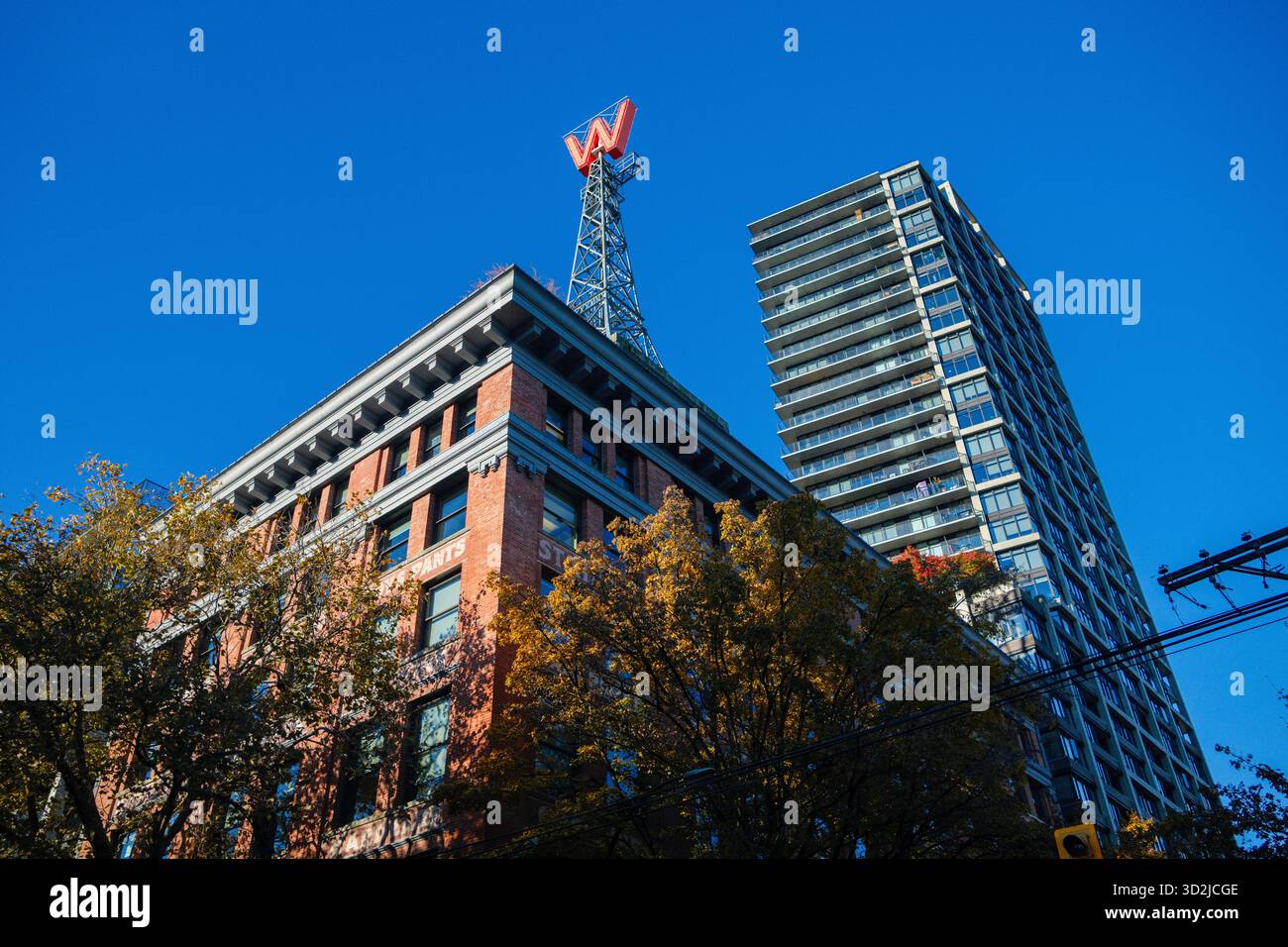 La "W" in cima al Woodward's Building nel centro di Vancouver, British Columbia. Foto Stock