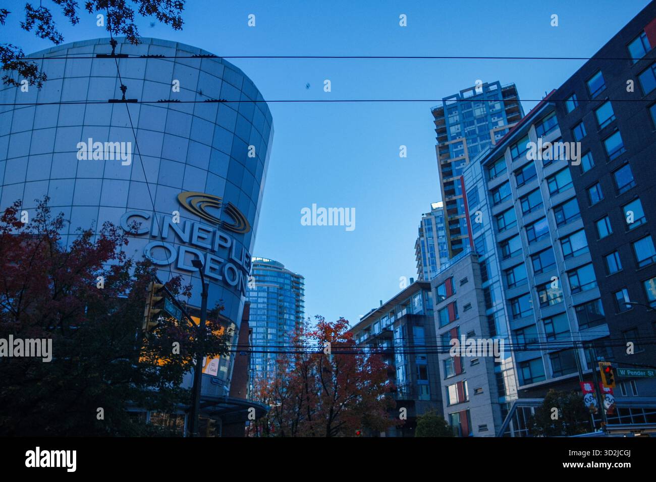 Il Cineplex Odeon Theatre all'International Village Mall di Vancouver, British Columbia. Foto Stock